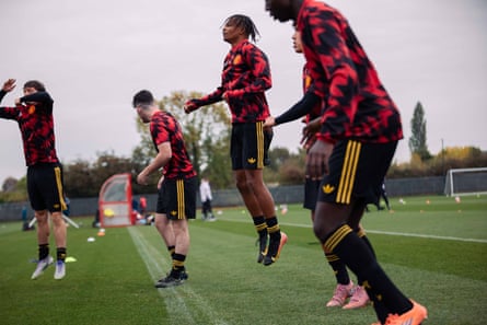 Samuel Lusale of Manchester United Under-18s warms up