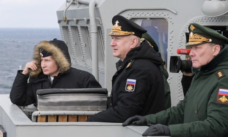 Vladimir Putin with the commander-in-chief of the Russian navy, Nikolai Yevmenov, and Gen Aleksandr Dvornikov