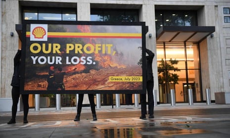 Protesters target Shell HQGreenpeace protesters erect a giant spoof billboard outside Shell’s HQ.