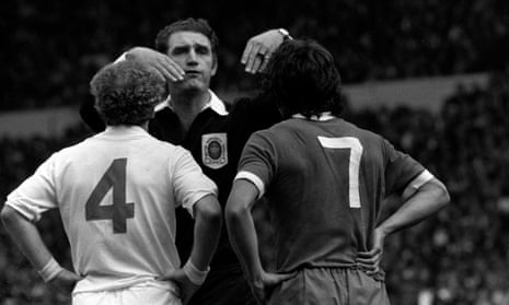 Referee Bob Matthewson sends Bremner and Keegan off.