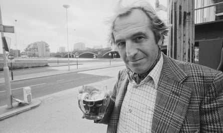 Leonard RossiterEnglish actor Leonard Rossiter (1926 - 1984) drinking a pint of beer outside a pub, UK, 21st November 1977. (Photo by Evening Standard/Hulton Archive/Getty Images)