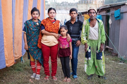 فنانو سيرك الأسد بيتي وروزينا وتونتوني وروني وبابول في بارجونا، بنغالديش