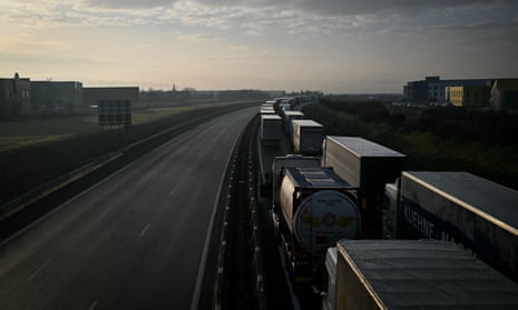 تظهر هذه الصورة التي التقطت في 23 يناير 2024 بالقرب من ألبون، جنوب شرق فرنسا، الطريق السريع A7 أثناء حصار المزارعين.