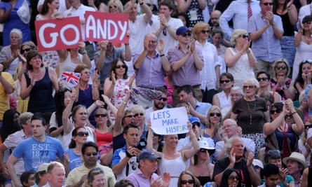 Spectators cheer for Andy Murray at WImbledon