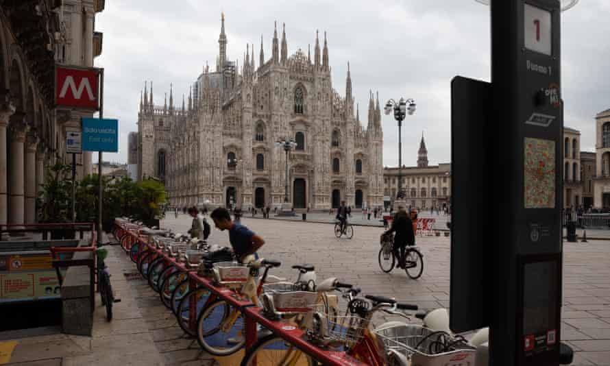 Una estación de acoplamiento para bicicletas de alquiler en la Piazza del Duomo