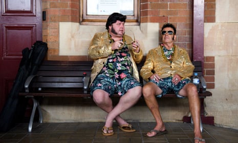 Los fanáticos Luke Barden (izquierda) y Damian Barden se disfrazan de Elvis Presley mientras esperan la salida del Elvis Express con destino a Parkes, en la Estación Central de Sydney, el jueves 11 de enero de 2024.