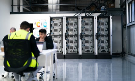 O interior da nova fábrica da Zero Petroleum em Bicester.