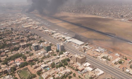 در این تصویر که از رسانه های اجتماعی به دست آمده است، در حالی که ارتش و شبه نظامیان در جنگ قدرت درگیر می شوند، دود بر شهر بلند می شود، در خارطوم، سودان، 15 آوریل 2023.