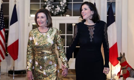 Alexandra Pelosi et sa mère, la présidente de la Chambre, Nancy Pelosi, arrivent pour un dîner d'État en l'honneur du président français, Emmanuel Macron, à la Maison Blanche ce mois-ci.