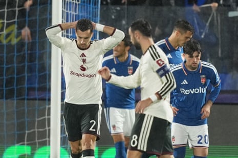 Ο Ντιόγκο Νταλότ κρατά το κεφάλι του στα χέρια του αφού έχασε μια ευκαιρία, καθώς οι παίκτες στέκονται κοντά