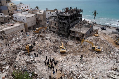 آثار الغارات الجوية المكثفة التي شنتها الطائرات الحربية الإسرائيلية على حي سكني في مدينة صور، جنوب لبنان، قبل دخول وقف إطلاق النار حيز التنفيذ.