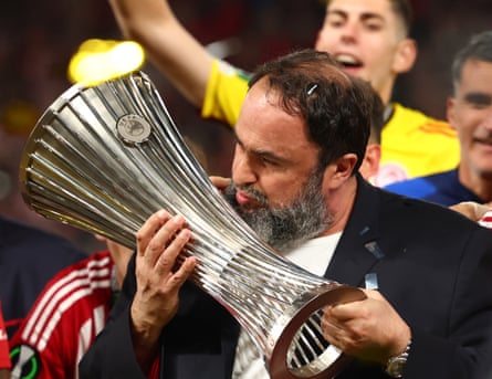 Evangelos Marinakis kisses nan Uefa Conference League trophy