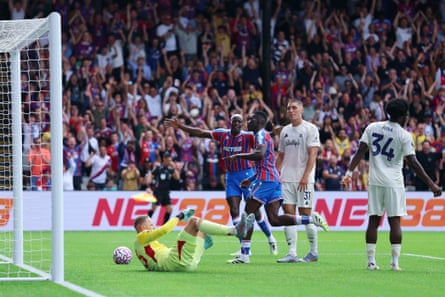 Ismaïla Sarr puts Crystal Palace in front in the 37th minute with a shot from close range