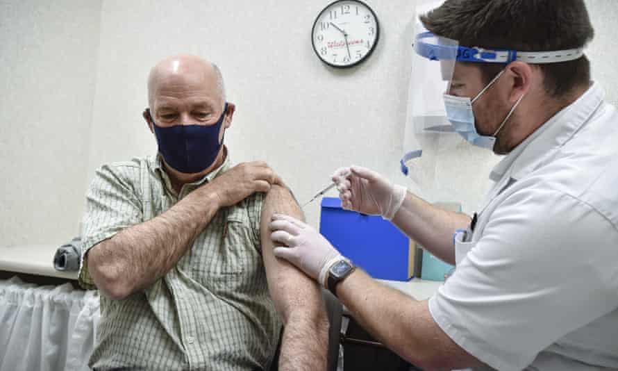 Il governatore del Montana Greg Gianforte riceve il primo vaccino contro il Covid.
