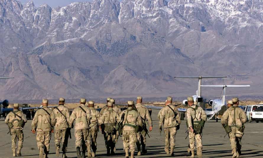 Soldados estadounidenses en la base aérea de Bagram en 2002.