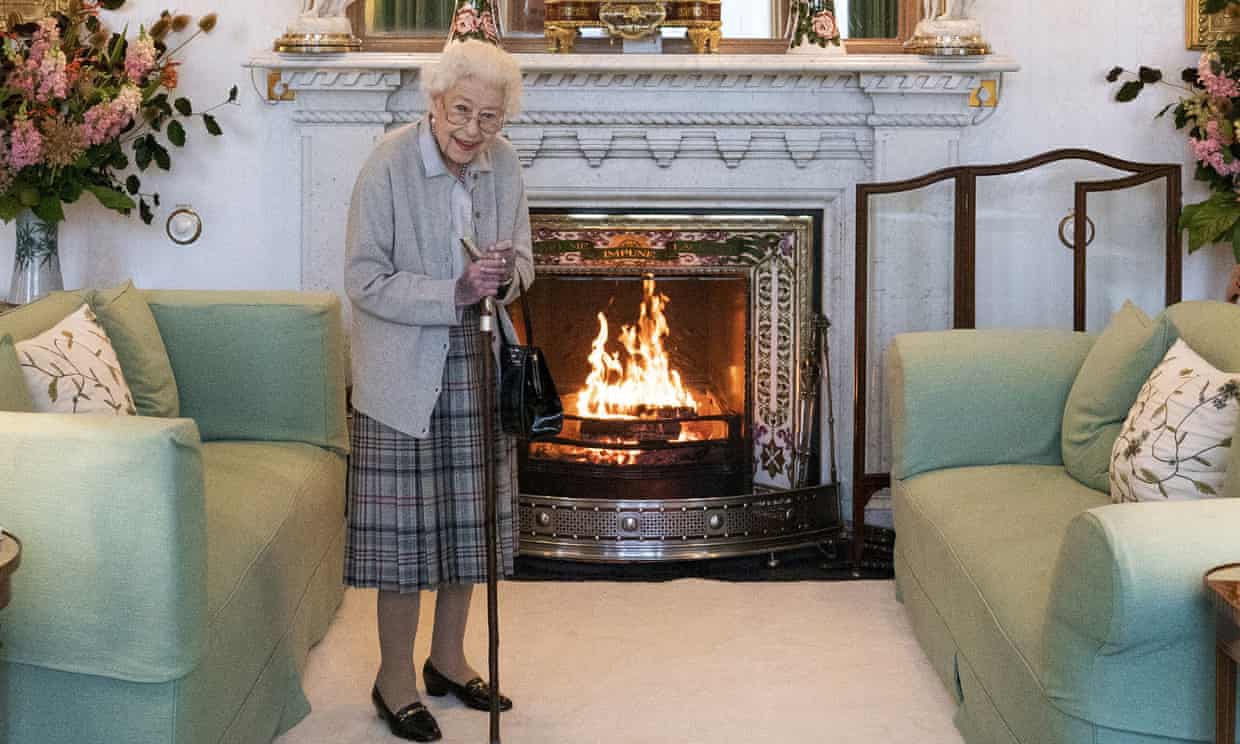 England’s Queen Elizabeth II is under medical observation at Balmoral, with Prince Charles and other senior royals by her side (theguardian.com)