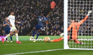 Bukayo Saka of Arsenal shoots wide.