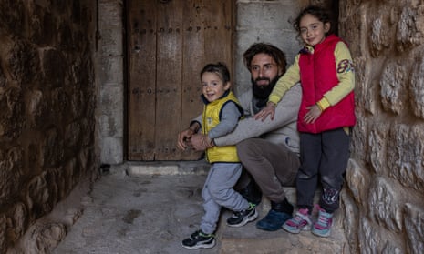 Ali al-Hassan, 28 vjeç, me vajzën e tij Rayan, shtatë vjeç dhe djalin Wissam, katër vjeç, jashtë shtëpisë ku jetojnë tani në Mardin, Turqi.