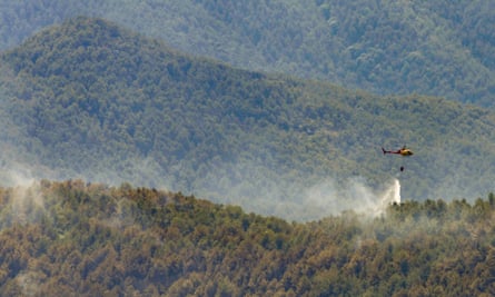 A fire-fighting helicopter tries to put out a forest fire in Lladurs, SpaiA firefighting helicopter tries to put out a forest fire in Lladurs, Spain