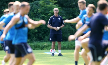 Claudio Ranieri oversees Leicester in training