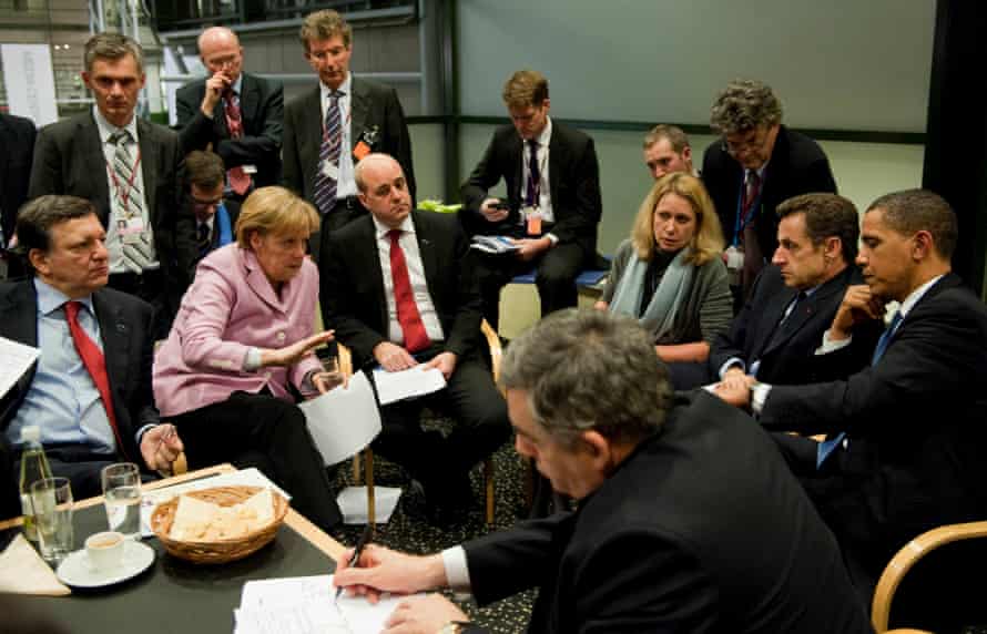 Angela Merkel, José Manuel Barroso (L), Fredrik Reinfeldt, Nicolas Sarkozy, Barack Obama and Gordon Brown negotiate in Copenhagen
