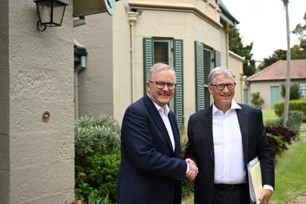 İlk Şey: Monterey Park tetikçisi, saldırdığı bir dans salonu patronuydu | ABD haberleri 7 Takım elbise giyen iki beyaz saçlı adam - Avustralya Başbakanı Anthony Albanese ve Bill Gates - bir binanın önünde el sıkışıyor.