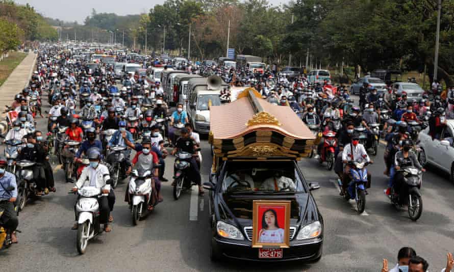 Des centaines de personnes assistent aux funérailles à Naypyitaw de Mya Thwate Thwate Khaing, une jeune manifestante qui est devenue la première mort parmi les manifestants anti-coup d'État.