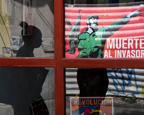 Manifestanti davanti a un edificio governativo