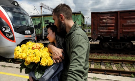 Una pareja se encuentra en la estación de tren de Kramatorsk, región de Donetsk.