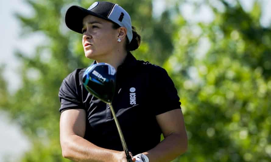 Ashleigh Barty frappe au départ du sixième tee lors du tournoi de golf Icons Series USA 2022, jeudi 30 juin 2022, au Liberty National Golf Course à Jersey City, N.J.
