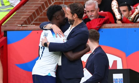 Bukayo Saka dipeluk oleh Gareth Southgate.