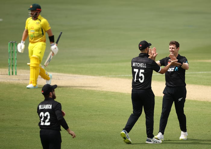 Matt Henry celebra cuando Finch comienza su larga caminata.