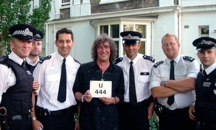 Howard Marks with members of the Met police at Notting Hill Carnival, 2005.