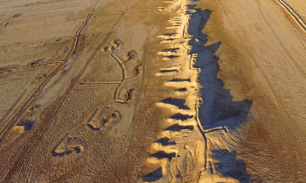 Drone photo of the ancient walls of Charax Spasinou. During the Iran-Iraq war the top of the wall was cut by infantry trenches, the southern side of the wall has emplacements for vehicles and artillery. Behind the wall is a fan of machine gun positions connected by a system of trenches.