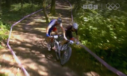Pidcock pulls off an audacious overtake, going wheel to wheel with his rival at one point.