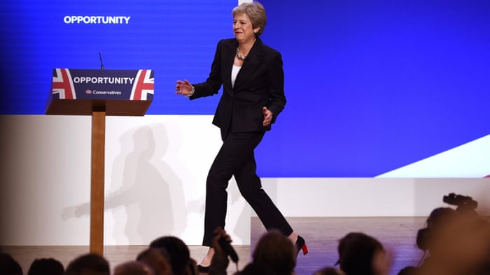 Theresa May dances on to the stage at the Tory party conference ile ilgili görsel sonucu