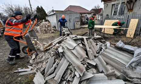 Los trabajadores retiran los escombros en Zaporizhzhia el jueves después de un ataque con cohetes rusos que dejó 39 casas dañadas