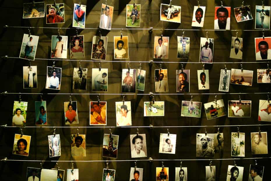 Photos des victimes du génocide, offertes par des survivants, à l'intérieur du mémorial de Gisozi à Kigali, au Rwanda.