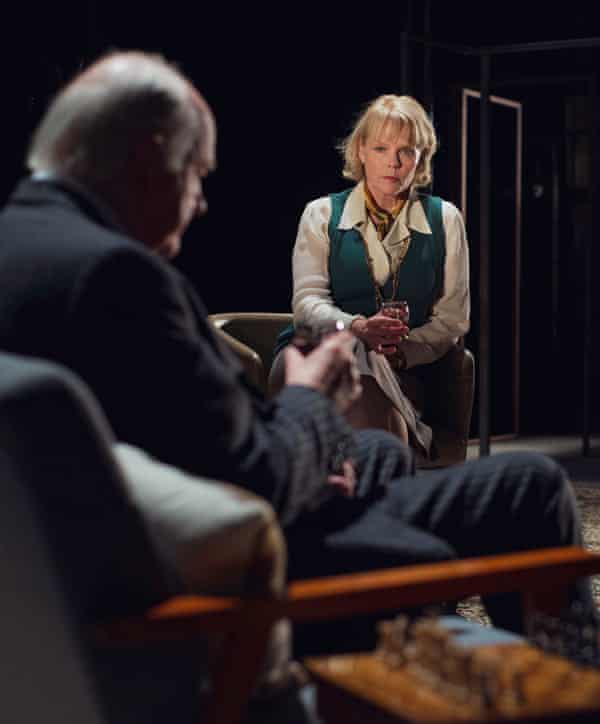 Backstory… Sarah Crowe sebagai istri Philby, Rova.