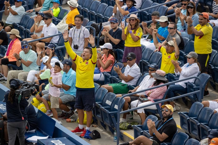 Les spectateurs applaudissent Camila Osorio lors de son match contre Alison Riske-Amritraj.