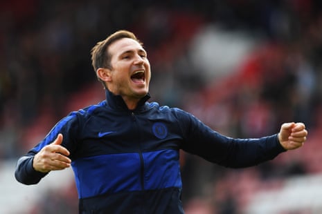 Frank Lampard celebrates Chelsea’s 1-4 victory.
