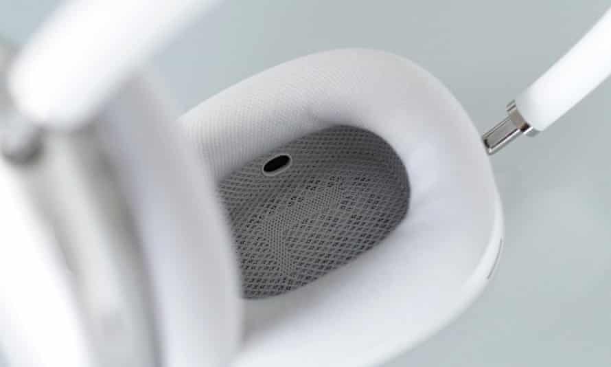 Presence sensors in each ear cup pause the music when you lift them off your ear or remove the headphones.