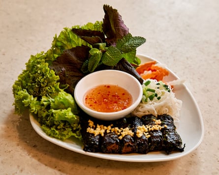 Daging sapi dalam daun sirih Sông Quê Phở Bar: ‘Tempat ini tidak pelit dengan garnisnya.’