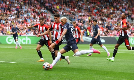 Richarlison shoots against Brentford