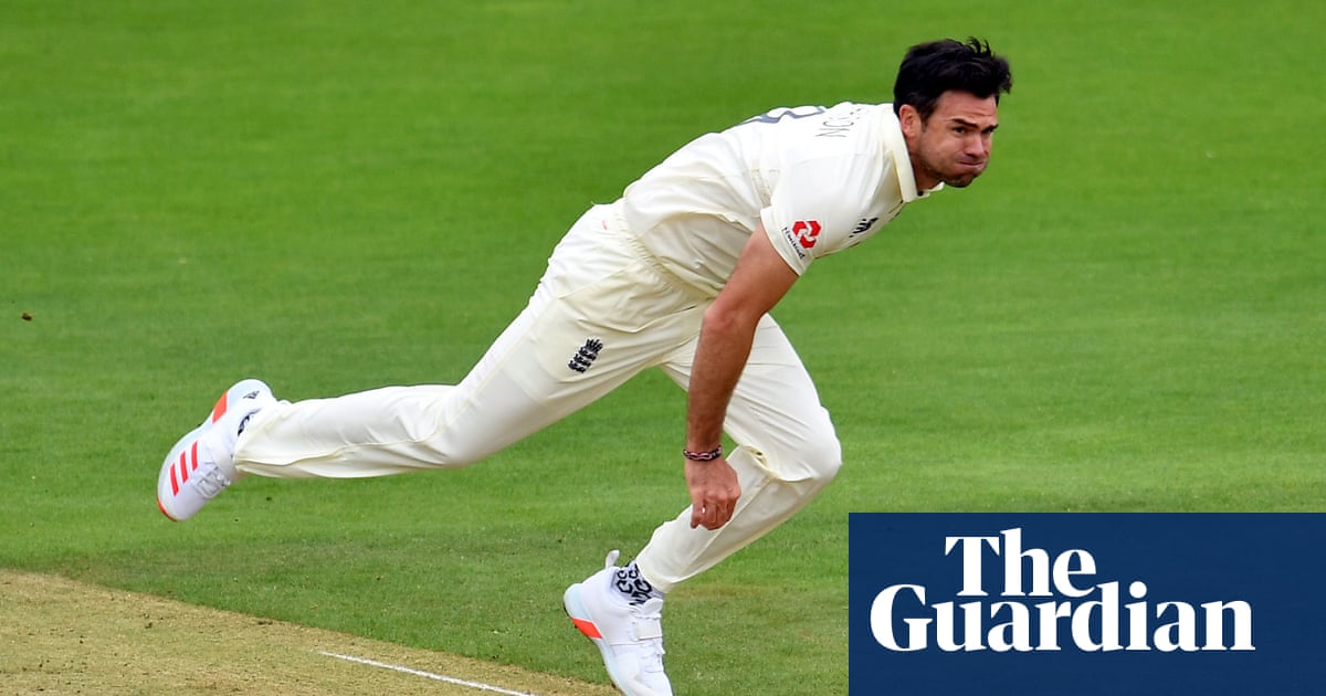 Jimmy Anderson calls for more leeway over bad light after frustrating day