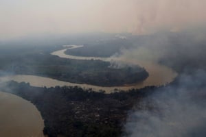 Smoke rising into the air around the Cuiabá River.e
