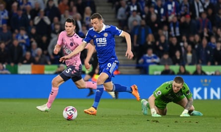 Jamie Vardy de Leicester marque le deuxième but de l'équipe lors du match de Premier League contre Everton.