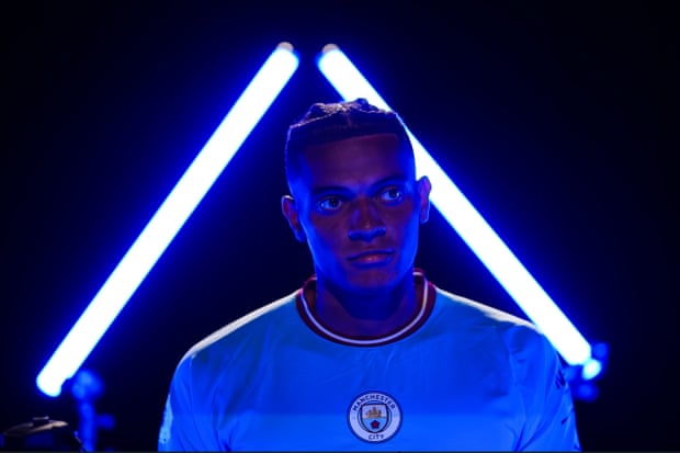 Manuel Akanji joins Manchester City.