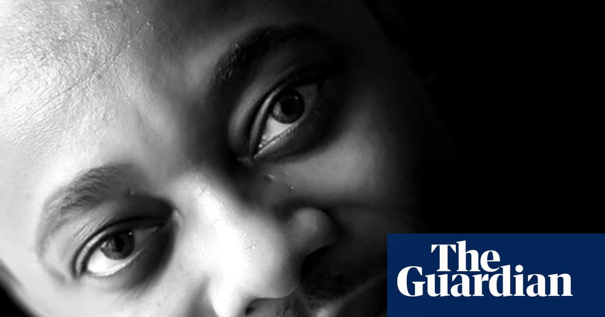 ‘विचित्र लोक जिवंत, प्रेमळ, दु: ख, जिवंत होते – परंतु अदृश्य होते’: पश्चिम आफ्रिकेची ग्राउंडब्रेकिंग समलिंगी कादंबरी 20 वर्षांवर | जागतिक विकास ‘विचित्र लोक जिवंत, प्रेमळ, दु: ख, जिवंत होते – परंतु अदृश्य होते’: पश्चिम आफ्रिकेची ग्राउंडब्रेकिंग समलिंगी कादंबरी 20 वर्षांवर | जागतिक विकास