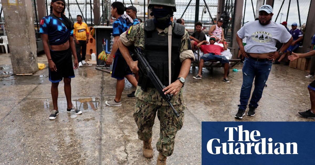 Гуаякил е зловещо тих докато въоръжените сили патрулират след зашеметяващата